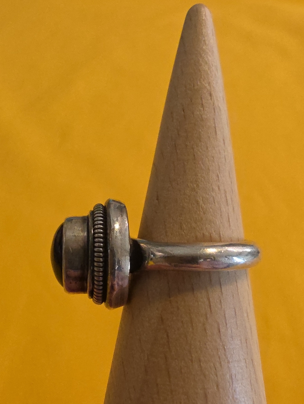 Vintage Silver Ring Featuring a Round Cabochon Garnet Gemstone  AS: 5.75 - Picture 5 of 11